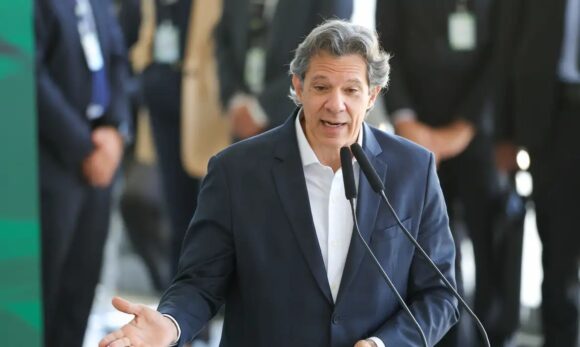 Haddad mantém meta fiscal e busca diálogo após derrubada do IOF