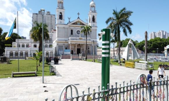 Totens de monitoramento inteligente são instalados na Praça Santuário para reforçar segurança no Círio 2025