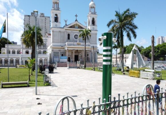 Totens de monitoramento inteligente são instalados na Praça Santuário para reforçar segurança no Círio 2025