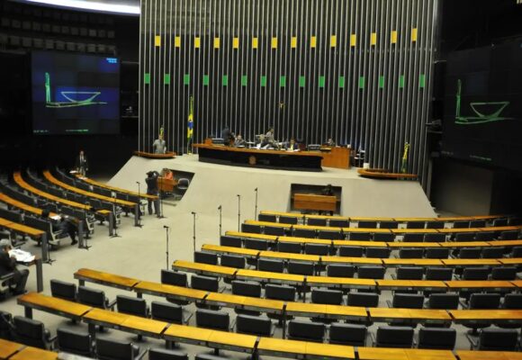 Pesquisa revela resistência de deputados ao fim da escala 6×1 e apoio majoritário à isenção do IR