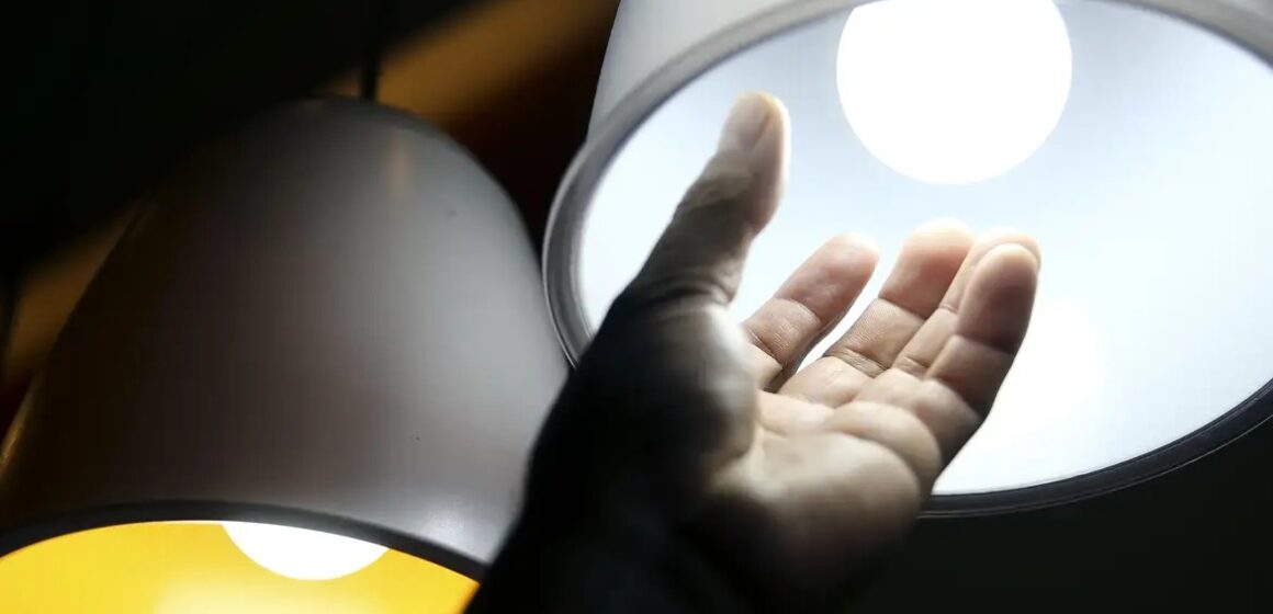 Conta de luz mais cara em julho exige atenção a vilões do consumo; veja como economizar