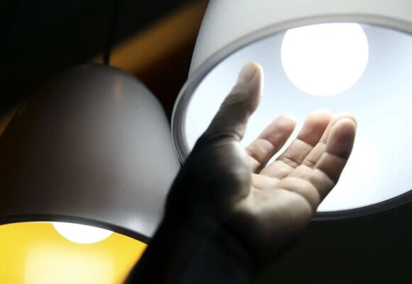 Conta de luz mais cara em julho exige atenção a vilões do consumo; veja como economizar
