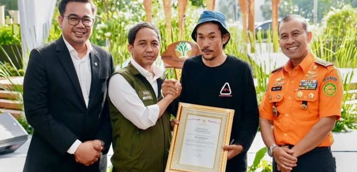 Alpinista Agam é homenageado pelo governo da Indonésia por resgate de brasileira no Monte Rinjani