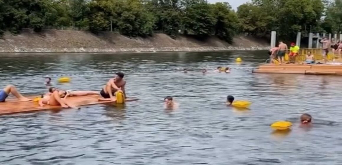 Confira novas imagens da população de Paris mergulhando no Rio Sena após reabertura