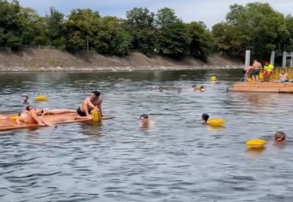 Confira novas imagens da população de Paris mergulhando no Rio Sena após reabertura