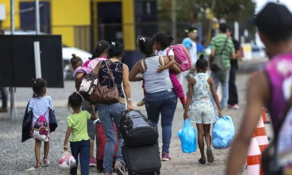 Mulheres venezuelanas enfrentam barreiras na integração socioeconômica no Brasil