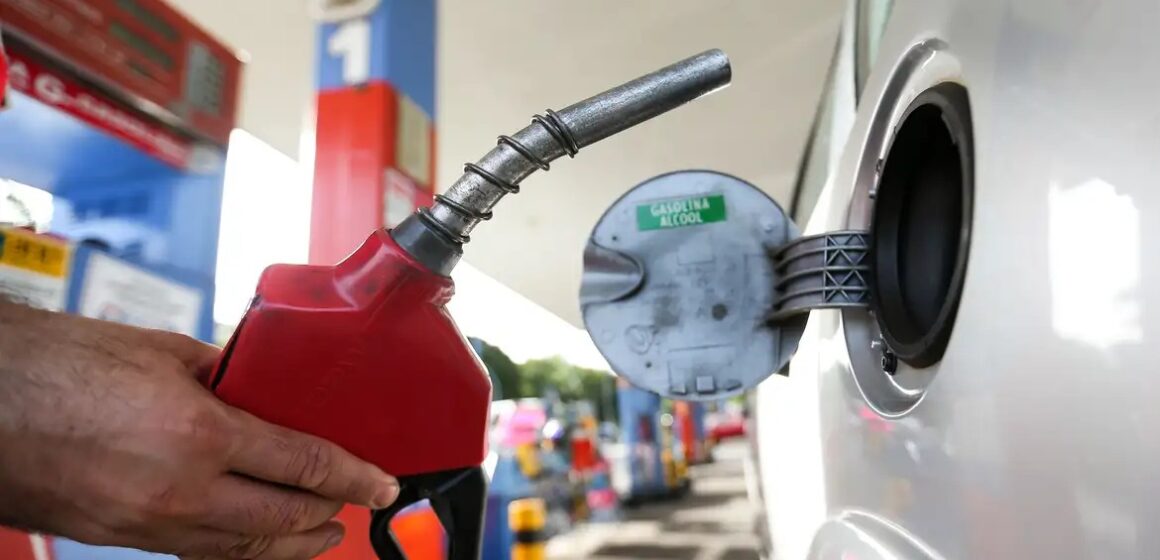 Governo prevê queda nos preços dos combustíveis se petróleo se manter estável