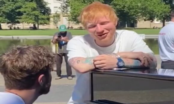Ed Sheeran faz apresentação surpresa com pianista em parque alemão