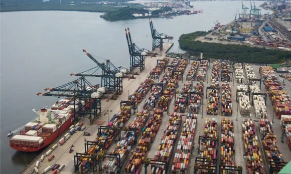 Exportações brasileiras para os EUA caem à metade em 23 anos, enquanto China domina pauta comercial