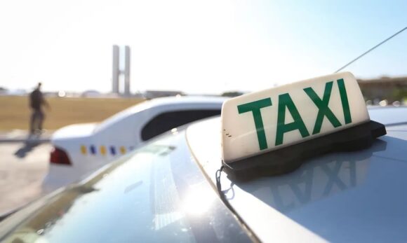 Governo extingue taxa de R$ 52 para taxímetros e beneficia 300 mil profissionais