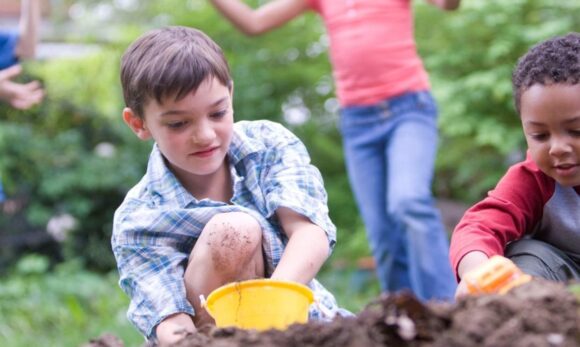 Brincar livre nas férias: especialistas destacam importância para o desenvolvimento infantil