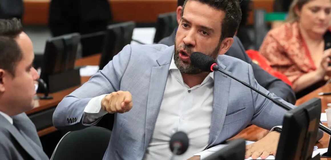Deputado André Janones tem mandato suspenso por 90 dias após ofensas a Nikolas Ferreira