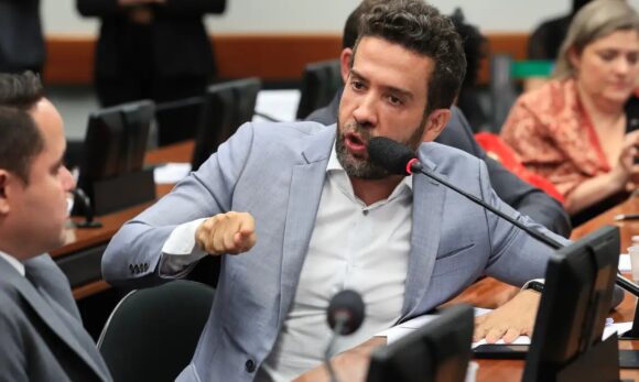 Deputado André Janones tem mandato suspenso por 90 dias após ofensas a Nikolas Ferreira