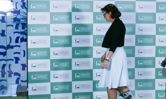 Carla Zambelli devolve apartamento funcional à Câmara com atraso e terá que pagar multa
