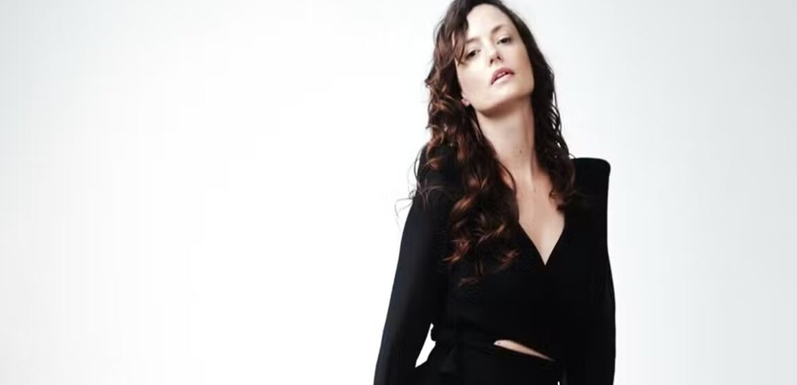 Rosanne Mulholland retoma carreira após imersão na maternidade com novos projetos e reflexões