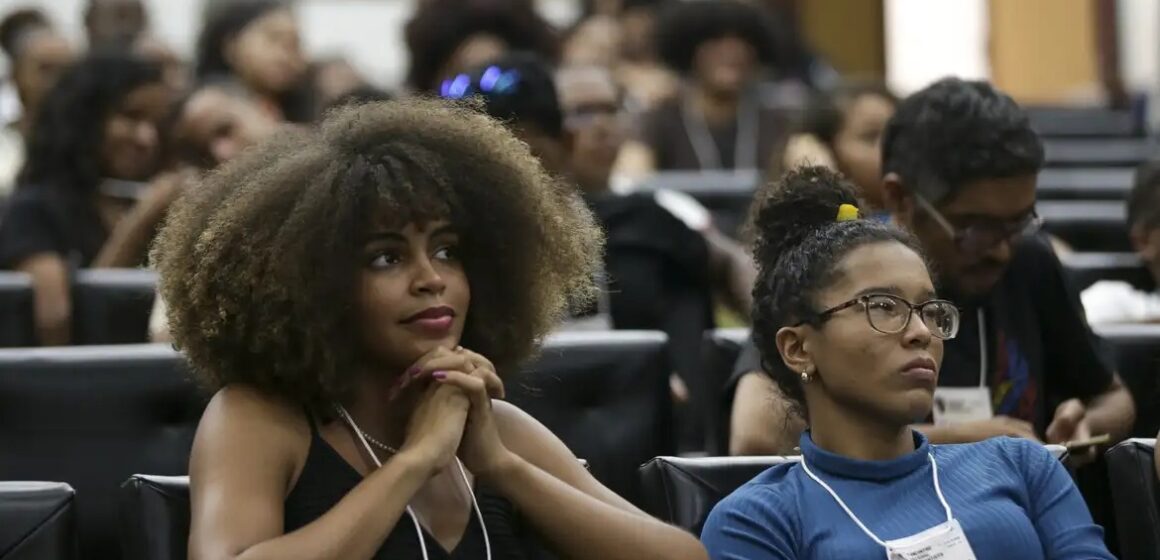 Pós-graduação no Brasil ainda é dominada por brancos, aponta estudo do CGEE