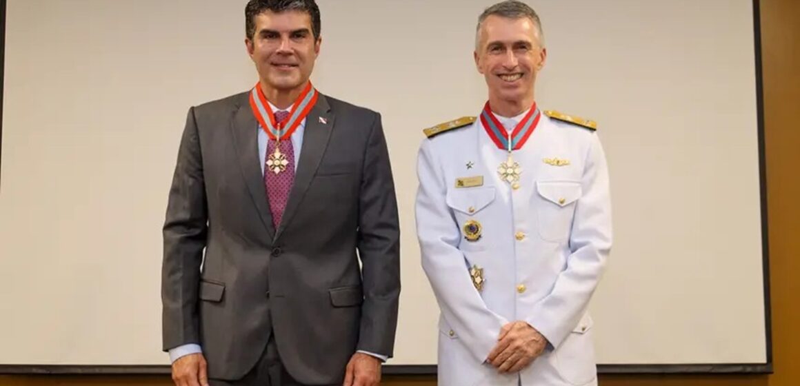 Governador do Pará recebe maior honraria da Marinha em cerimônia em Belém