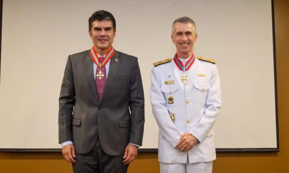 Governador do Pará recebe maior honraria da Marinha em cerimônia em Belém