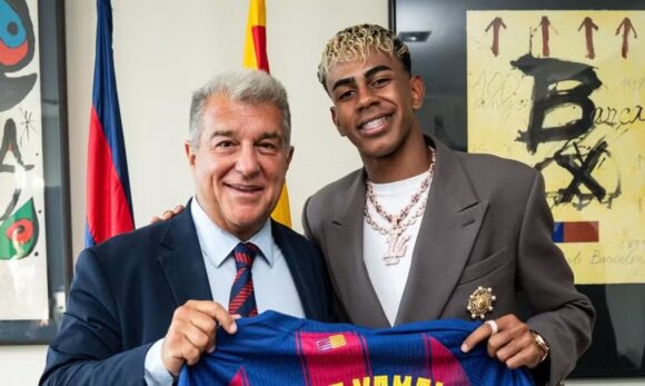 Lamine Yamal assume camisa 10 do Barcelona em cerimônia histórica e assina contrato até 2031