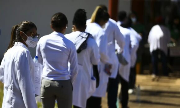 Câmara aprova urgência para criação de exame nacional obrigatório para médicos
