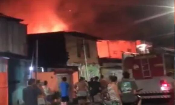Incêndio de grandes proporções nesta madrugada destrói casas e deixa famílias desabrigadas no bairro do Guamá, em Belém
