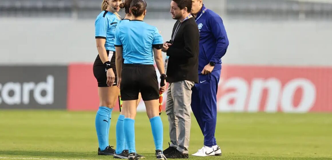 Técnico Arthur Elias critica estrutura da Conmebol na Copa América Feminina