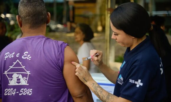 Doenças crônicas elevam risco de pneumonia grave em idosos por Vírus Sincicial Respiratório, alerta estudo