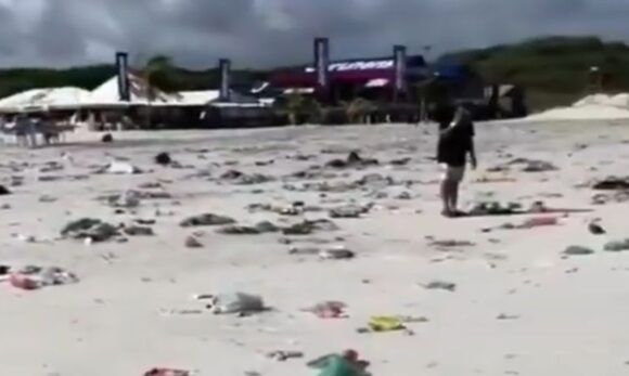 Praia do Atalaia em Salinópolis amanhece coberta de lixo após fim de semana movimentado