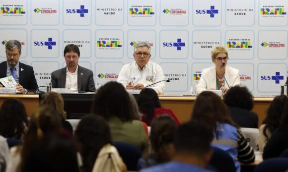 Ministério da Saúde lança programa com 1.778 vagas para médicos especialistas