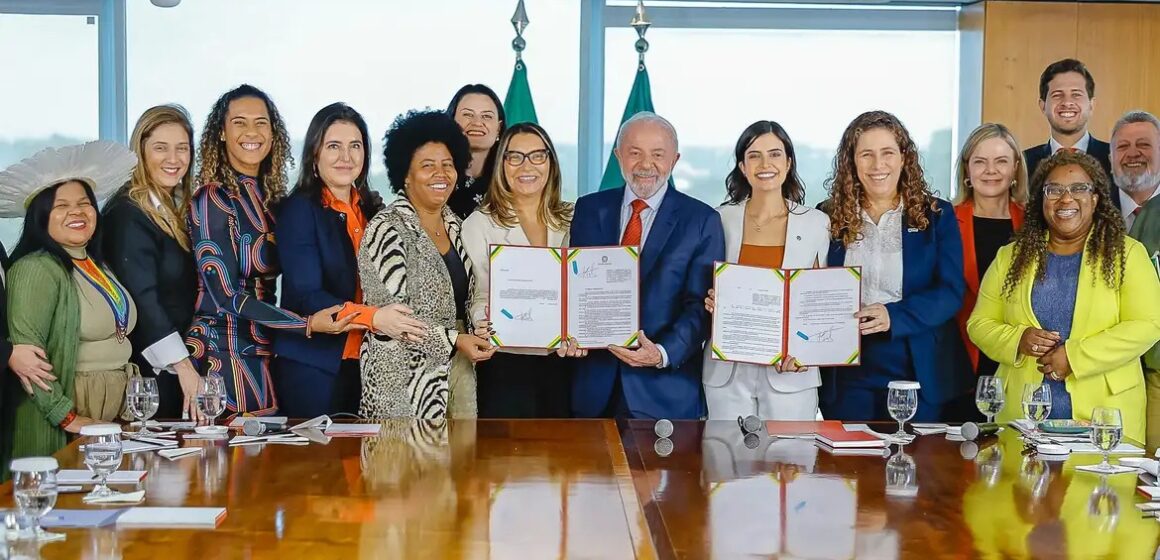 Lula sanciona lei que reserva 30% das vagas em conselhos de estatais para mulheres