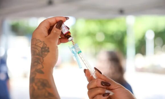 Ministério da Saúde abre consulta pública sobre vacina contra meningite B no SUS