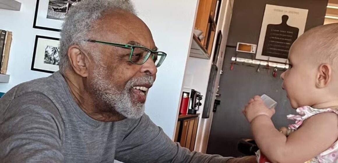 Gilberto Gil encontra alento em momento de afeto com bisneta Aurora