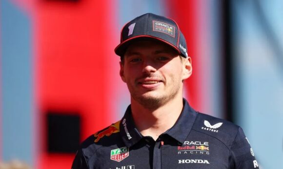 Verstappen encerra especulações e confirma permanência na Red Bull em 2026