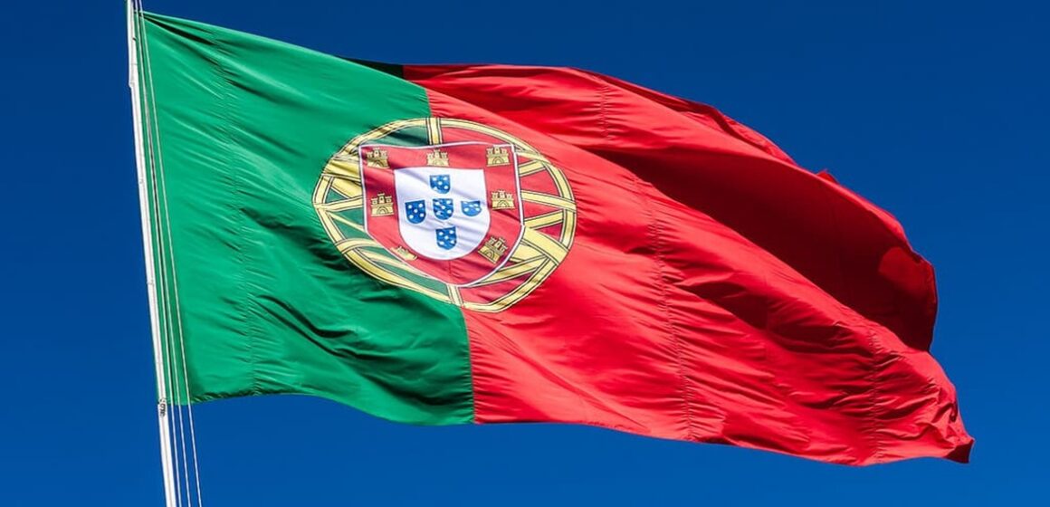 bandeira-portugal Portugal atinge recorde histórico com 29 milhões de turistas estrangeiros em 2024