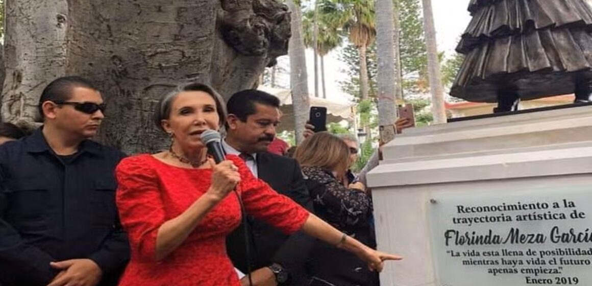 Fãs de ‘Chaves’ ameaçam derrubar estátua de Dona Florinda após revelações de série
