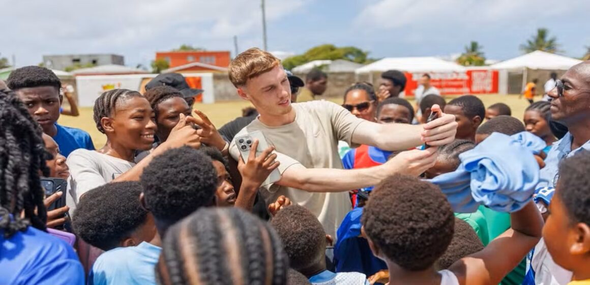 gv7efp1xwaezrpm Cole Palmer, astro do Chelsea, visita terra do avô e é recebido como herói em São Cristóvão e Névis