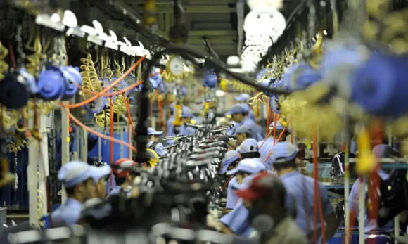 Atividade industrial brasileira registra pior desempenho em quase dois anos
