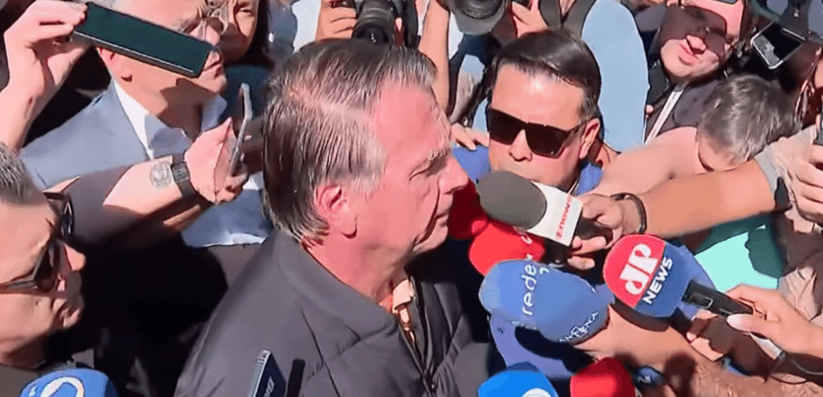Bolsonaro afirma se sentir “humilhado” por decisão de Moraes e nega planos de deixar o Brasil