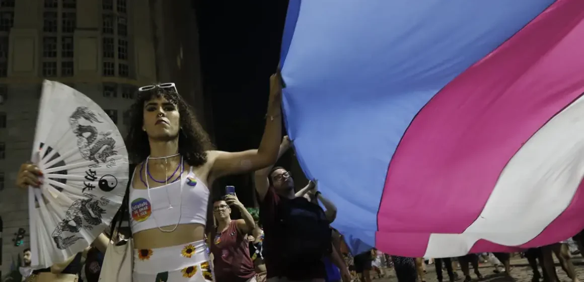 Comitê Olímpico dos EUA proíbe atletas trans em competições femininas
