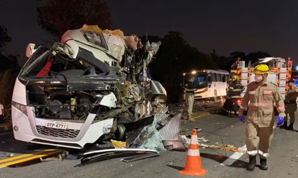 Acidente entre carreta e ônibus da UFPA em Goiás deixa cinco mortos