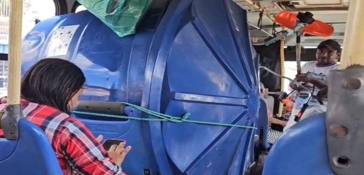 Passageiro viraliza ao transportar caixa d’água gigante dentro de ônibus no Brasil