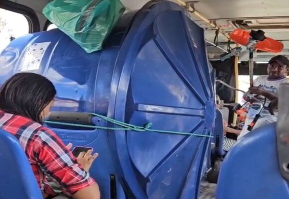 Passageiro viraliza ao transportar caixa d’água gigante dentro de ônibus no Brasil