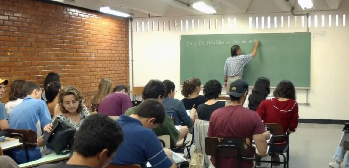 Diplomas universitários passam a ser exclusivamente digitais no Brasil