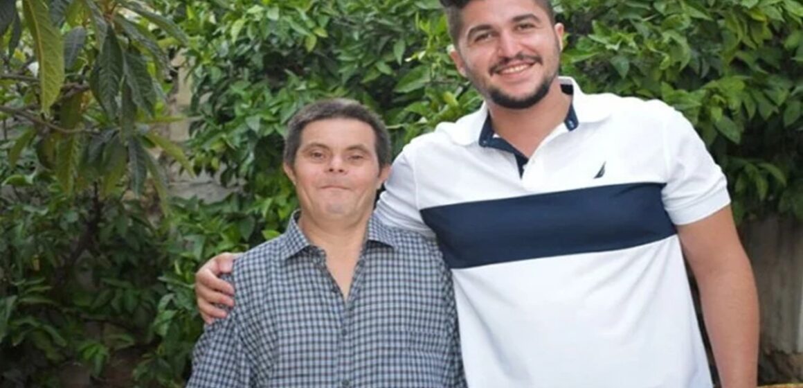 Filho de pai com Síndrome de Down se forma em odontologia na Síria em história de superação