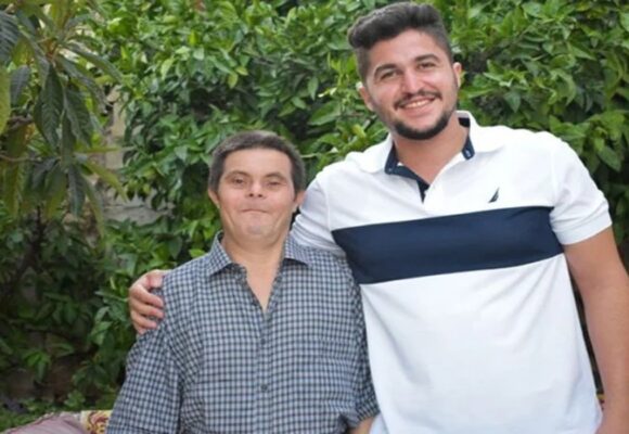 Filho de pai com Síndrome de Down se forma em odontologia na Síria em história de superação