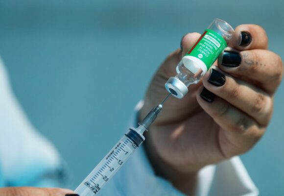 Vacinas contra Covid-19 salvaram 14,8 milhões de anos de vida no mundo, revela estudo de Stanford