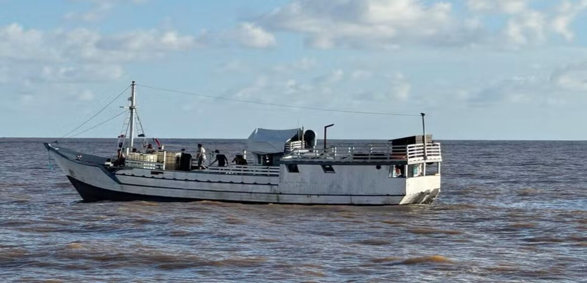 Marinha e Polícia Federal apreendem carga irregular do Suriname na costa do Pará