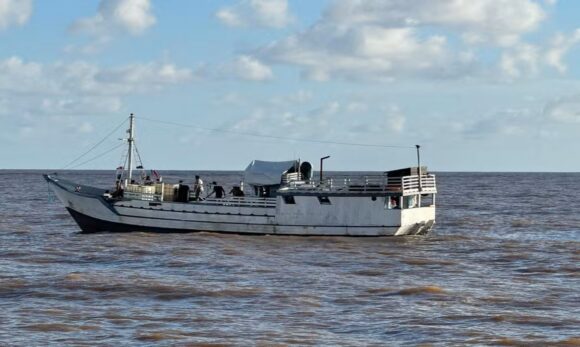 Marinha e Polícia Federal apreendem carga irregular do Suriname na costa do Pará
