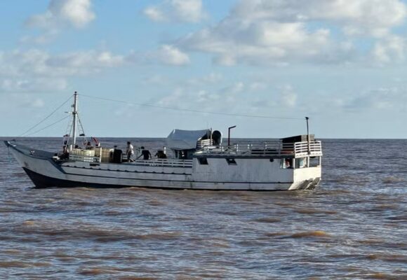 Marinha e Polícia Federal apreendem carga irregular do Suriname na costa do Pará