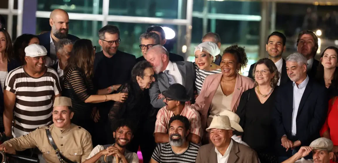 Lula recebe Wagner Moura e Kleber Mendonça Filho para exibição de filme premiado no Palácio da Alvorada